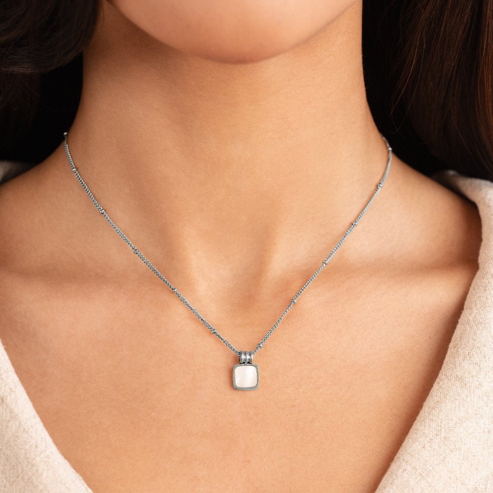 Collier argenté Lucia s bielym lupienkovým príveskom