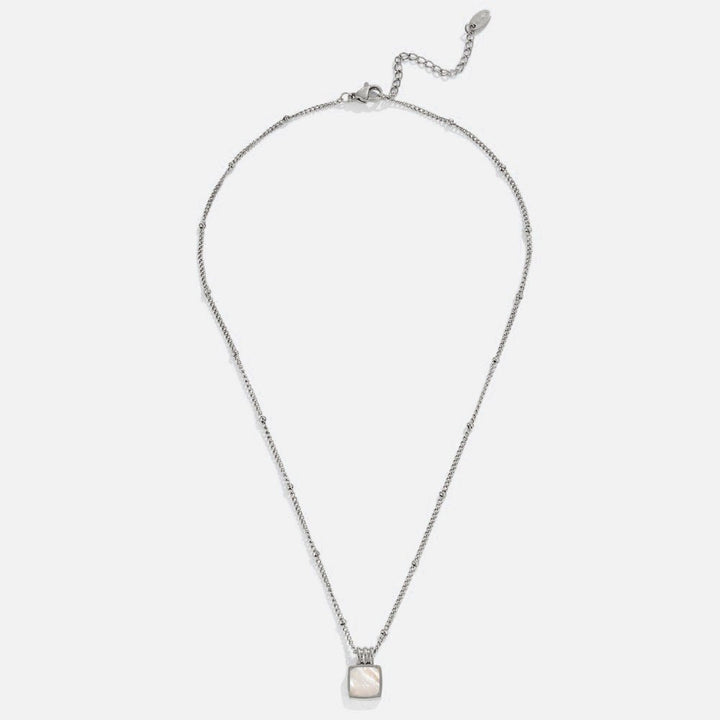 Collier argenté Lucia s bielym lupienkovým príveskom