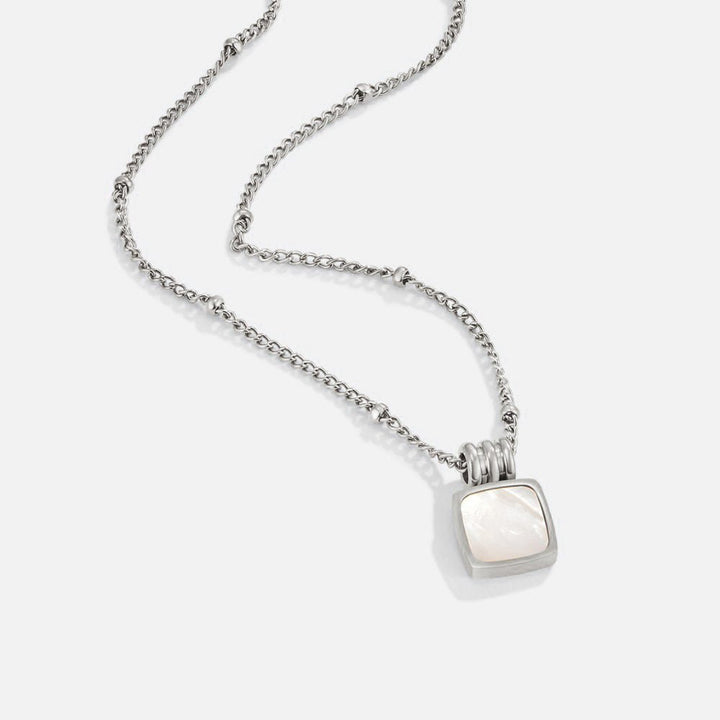 Collier argenté Lucia s bielym lupienkovým príveskom