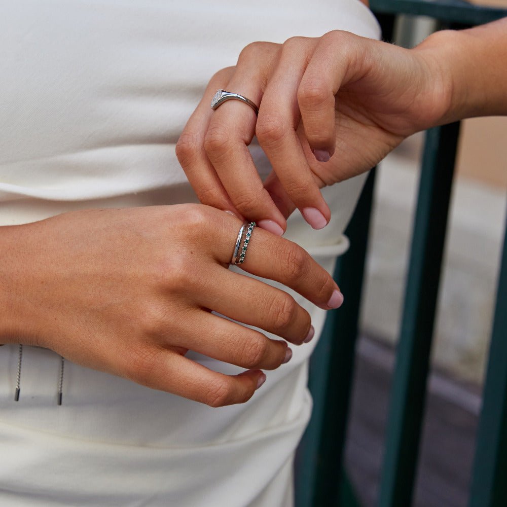 Bague argentée Marissa émeraude verte multirang