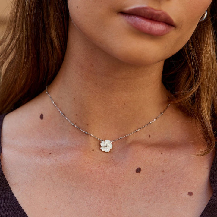 Striebornobiely kvetinový collier