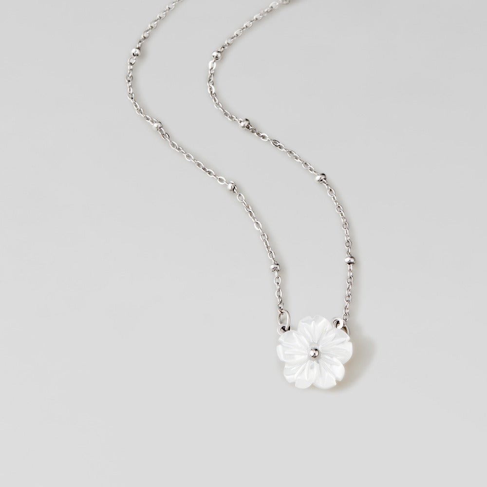 Striebornobiely kvetinový collier