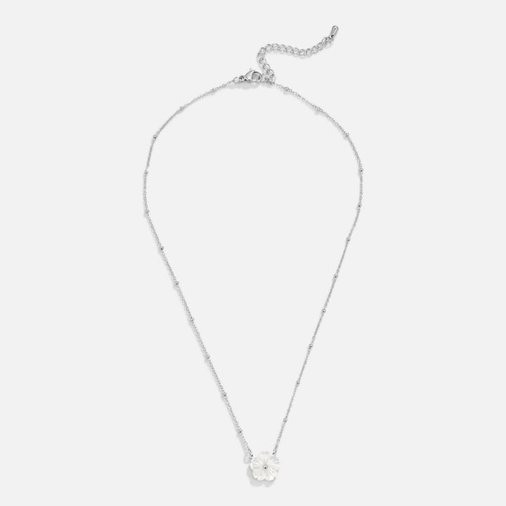 Striebornobiely kvetinový collier