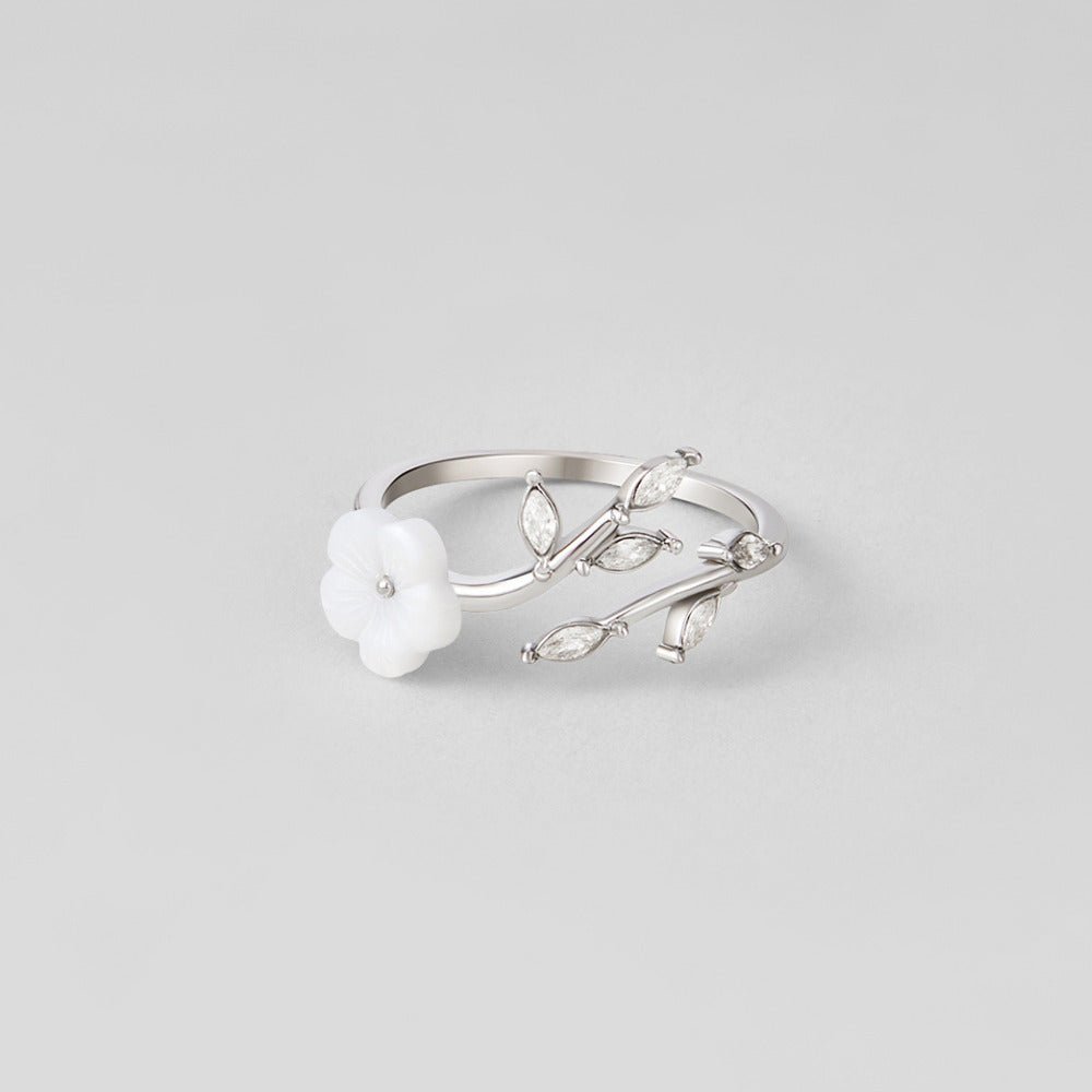 Bague argentée florale