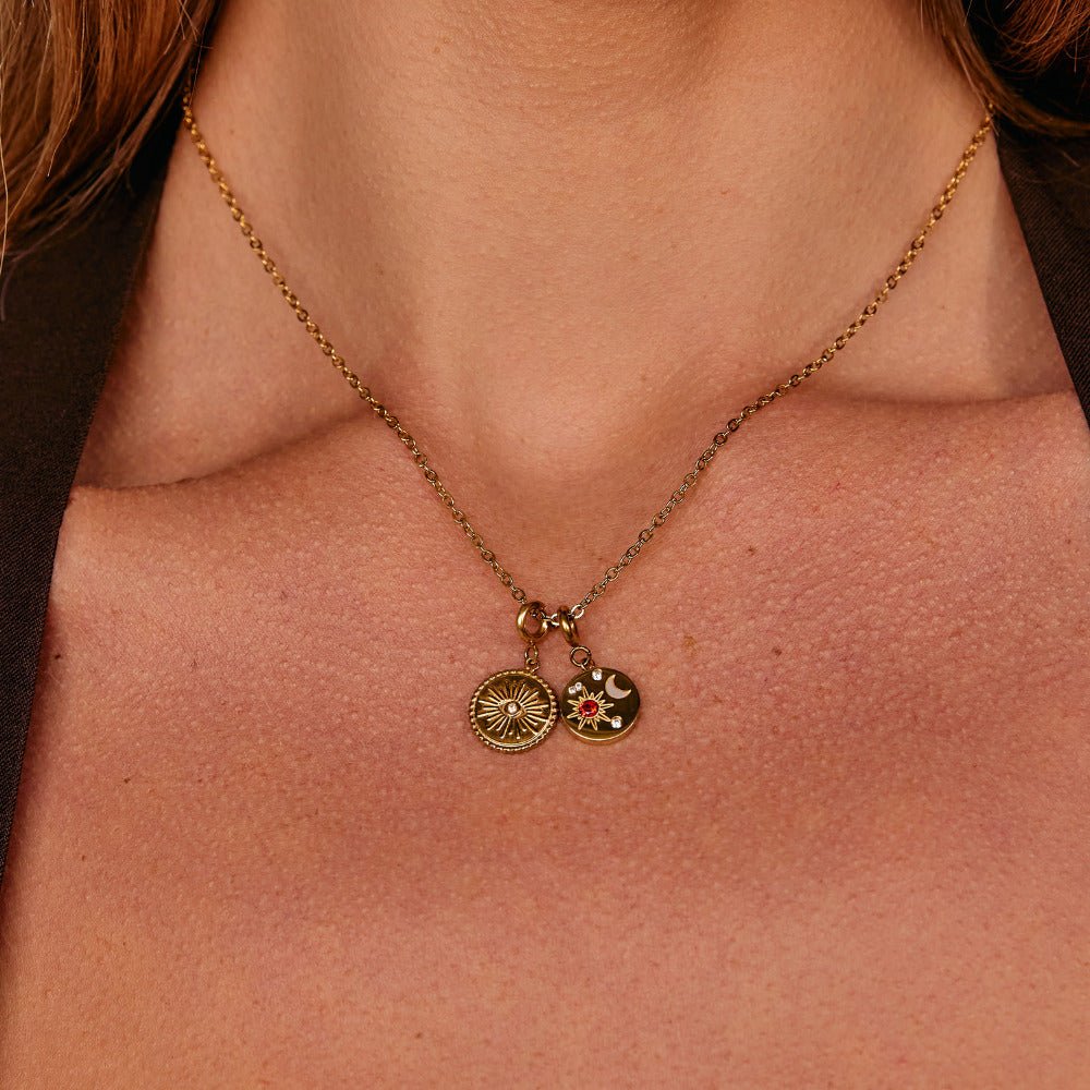 Jednoduchý collier s kúzlom
