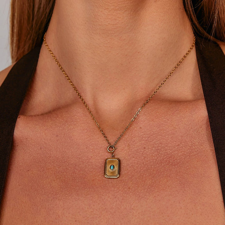 Jednoduchý collier s kúzlom