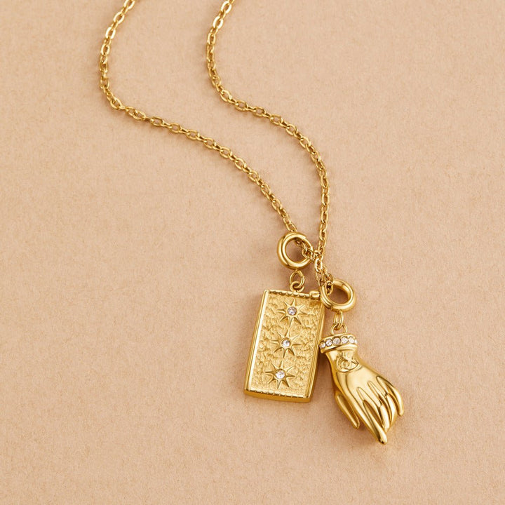 Jednoduchý collier s kúzlom