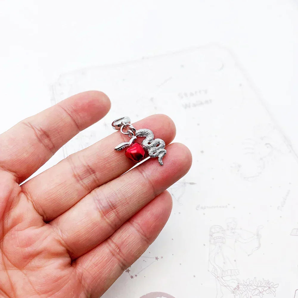 Charm Serpent dans une pomme - Maison Perle
