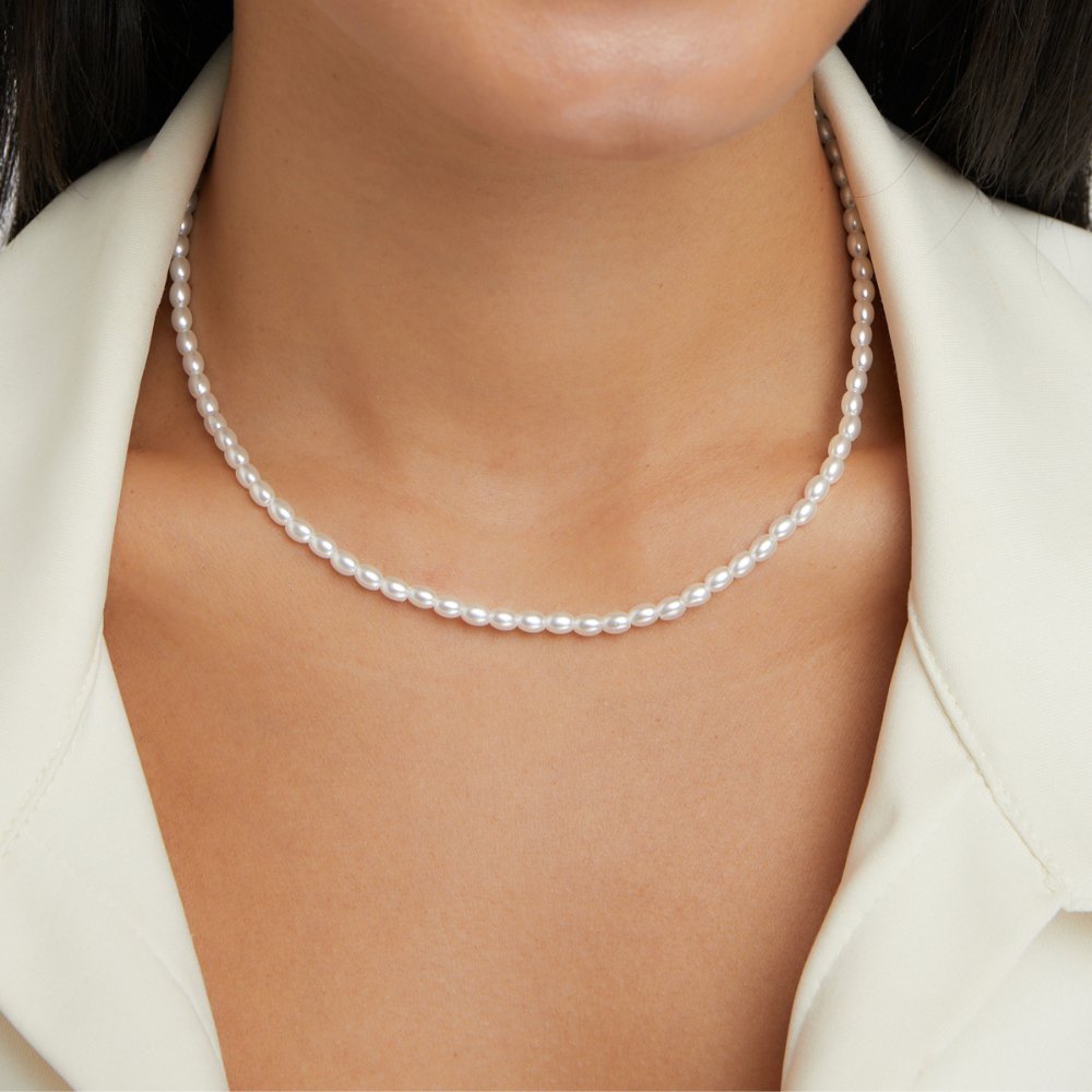 Collier de perles foncées