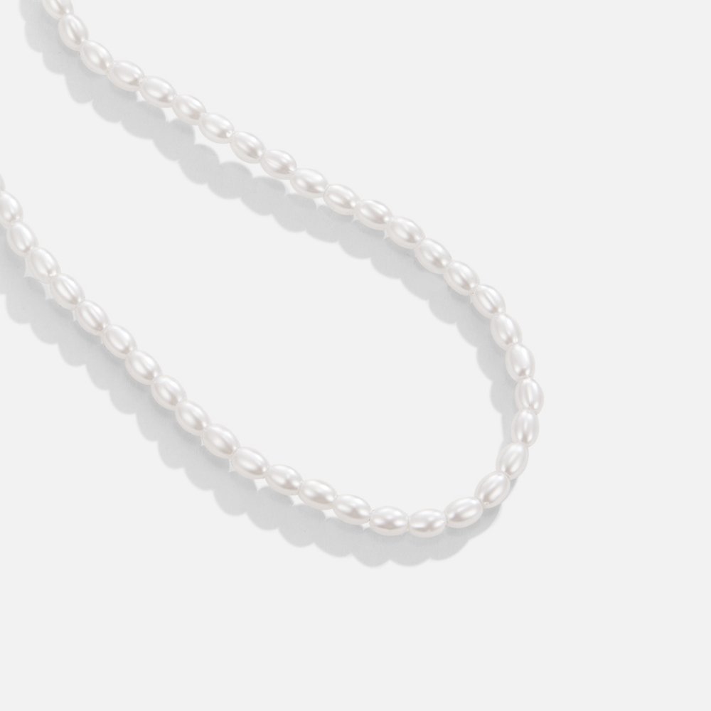 Collier de perles foncées