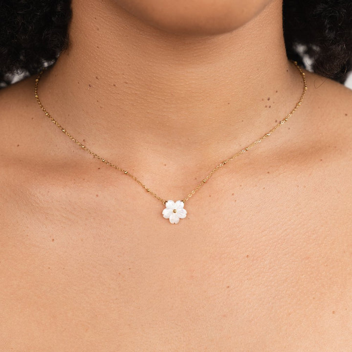Collier à fleurs blanches