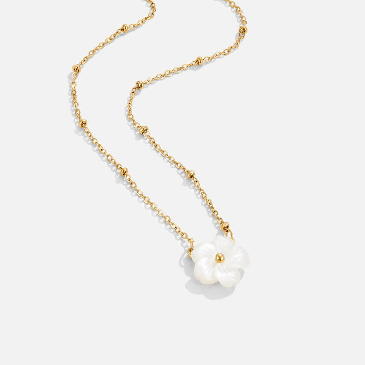 Collier à fleurs blanches