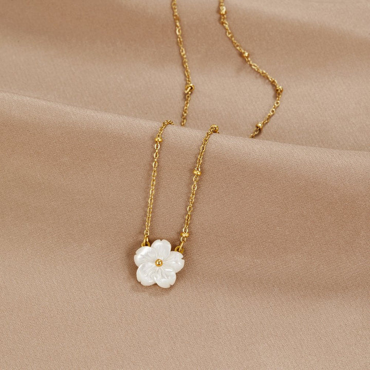 Collier à fleurs blanches