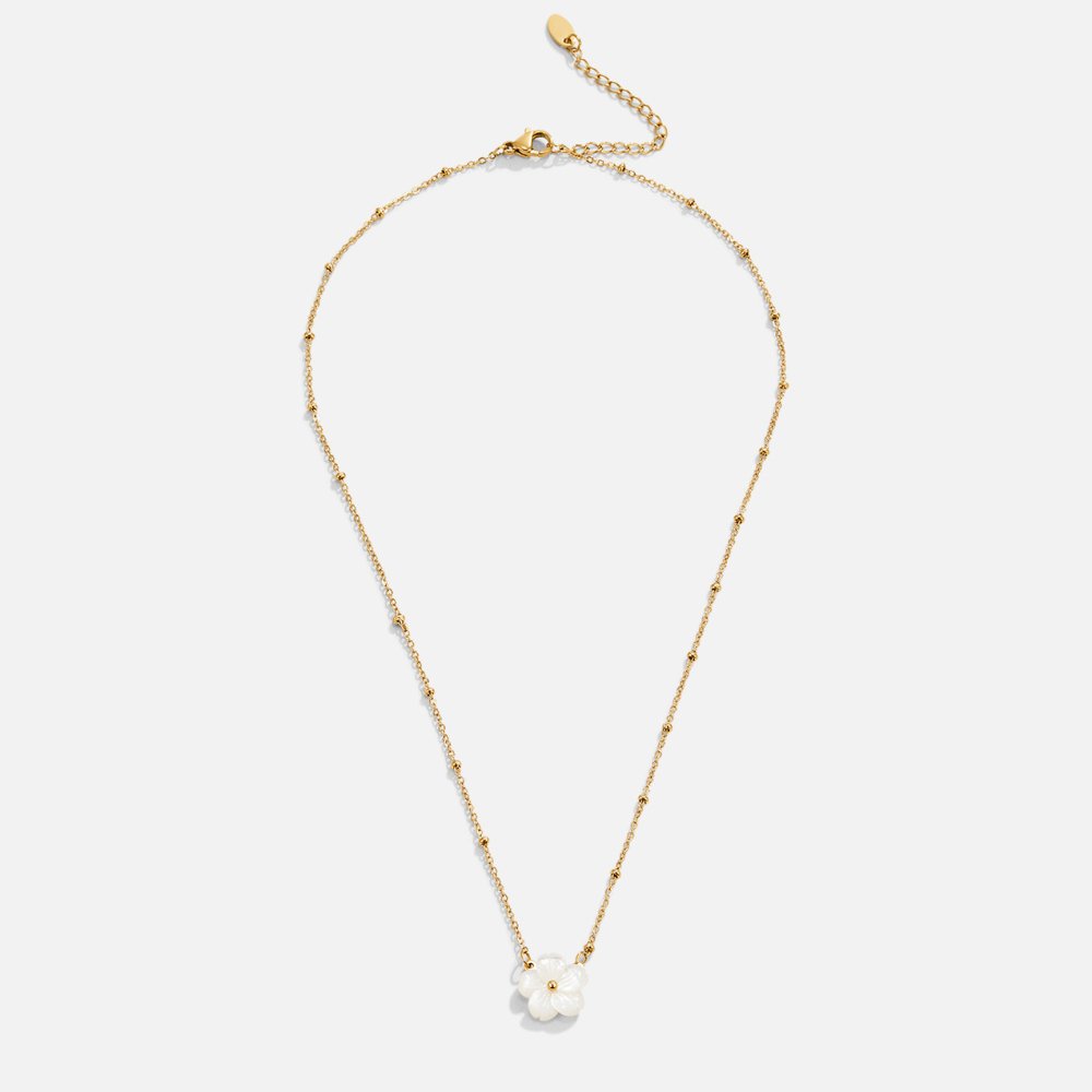 Collier à fleurs blanches
