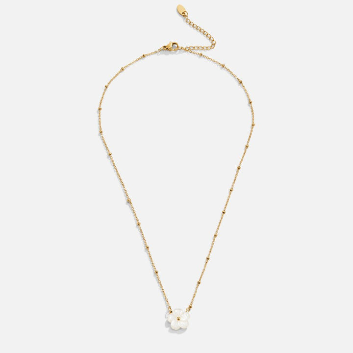 Collier à fleurs blanches
