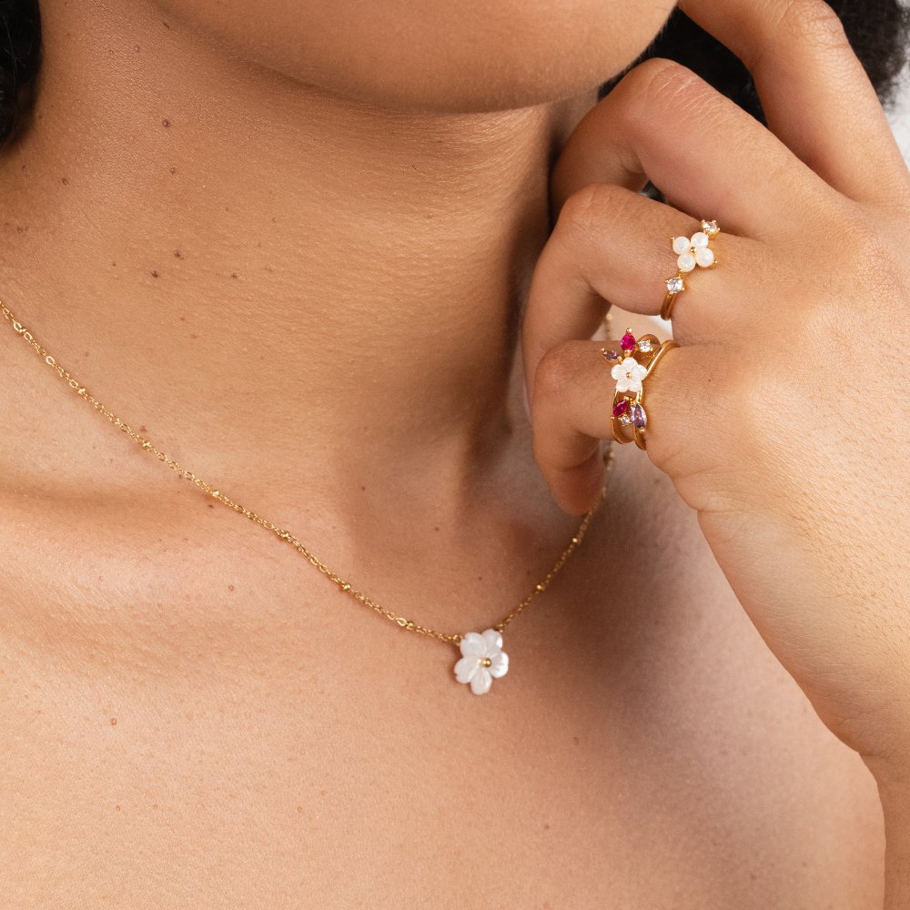 Collier à fleurs blanches