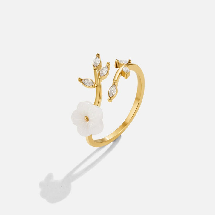 Bague blanche florale