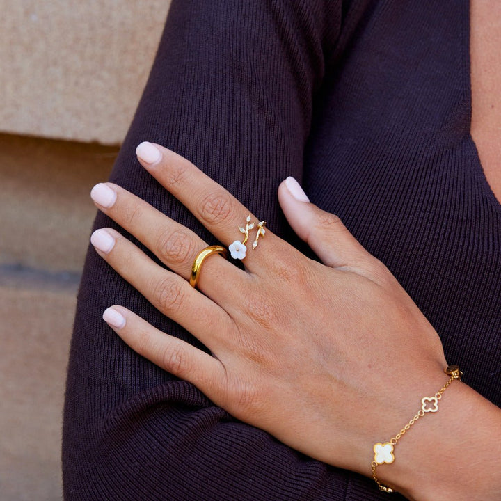 Bague blanche florale