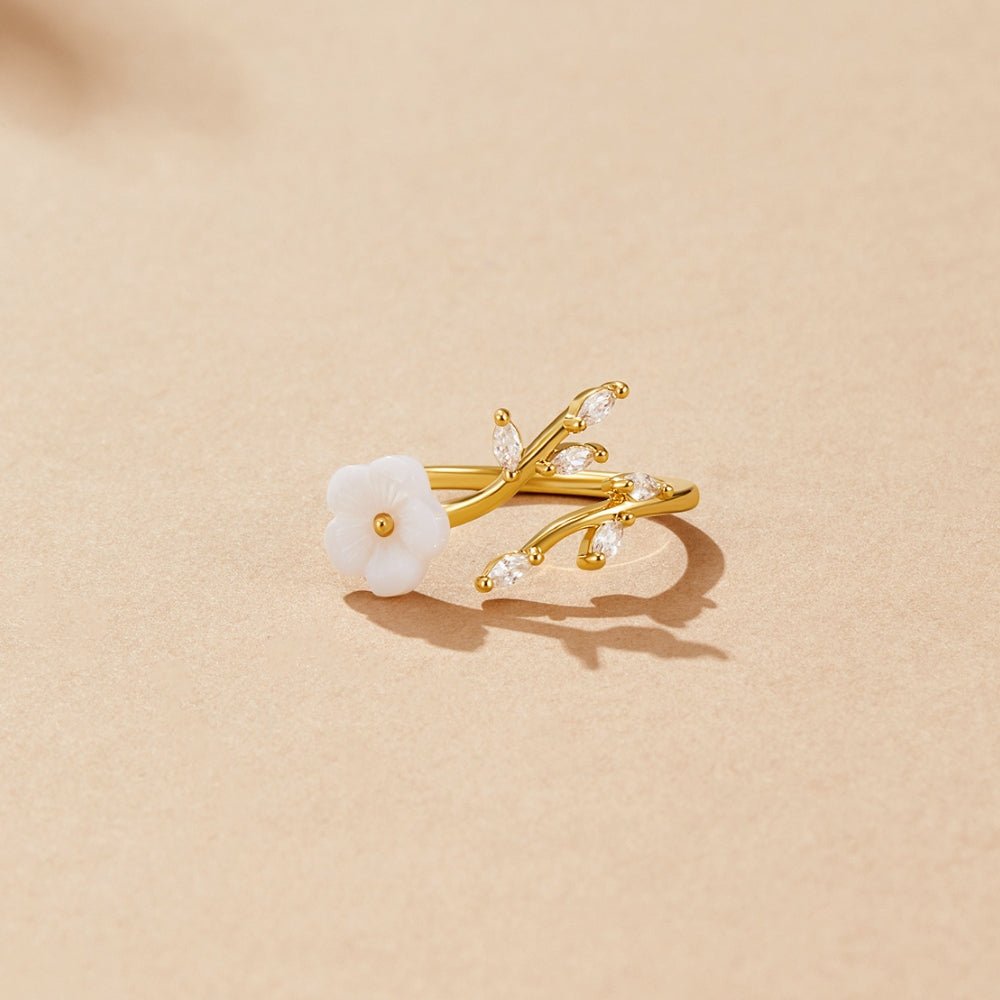 Bague blanche florale
