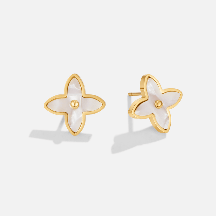 Boucles d’oreilles à pétales blancs