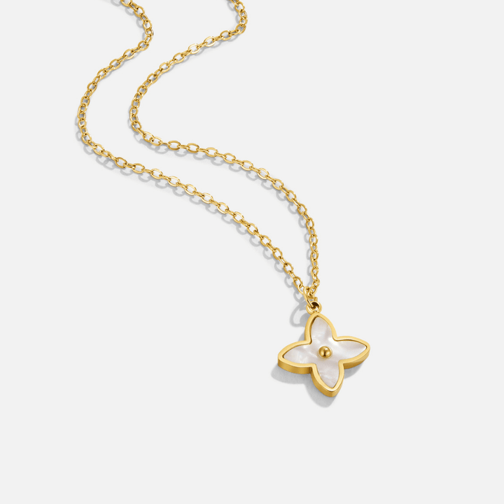 Collier z bielych kvetinových lístkov