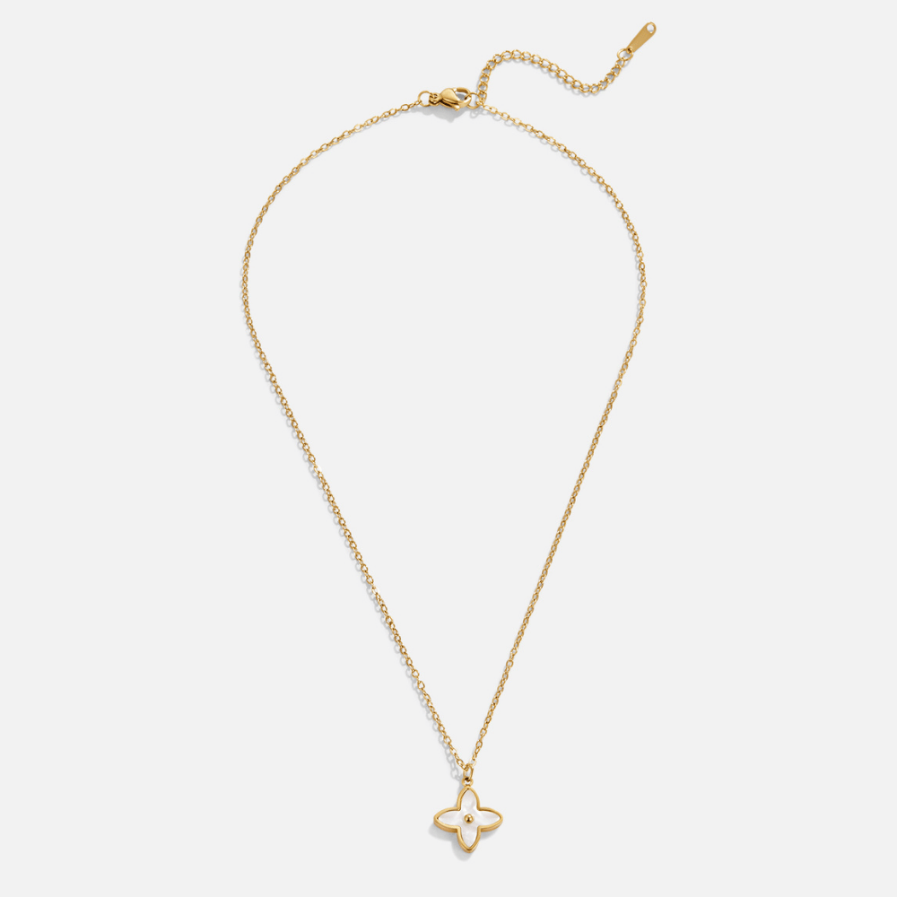 Collier z bielych kvetinových lístkov