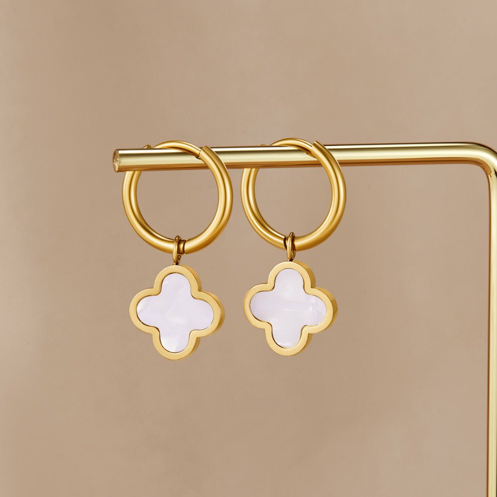 Boucles d’oreilles trèfle blanches