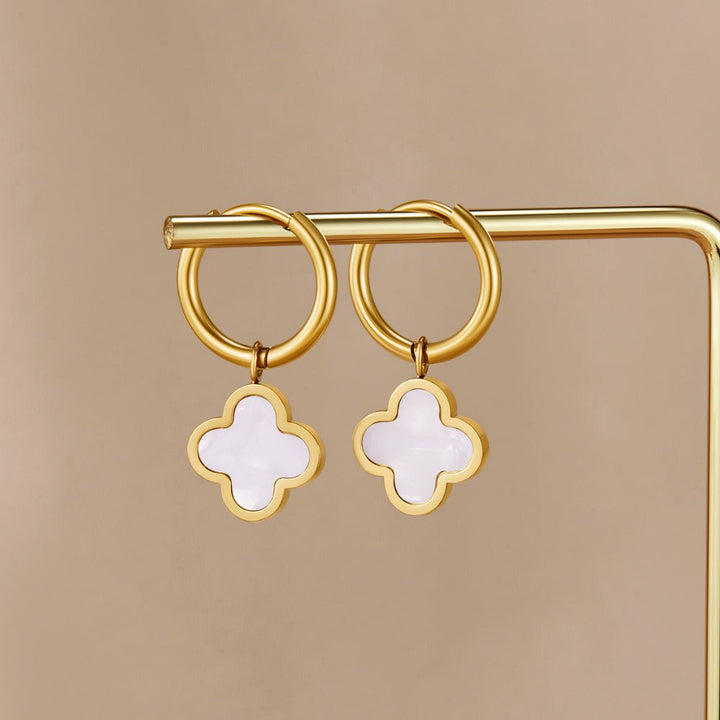 Boucles d’oreilles trèfle blanches