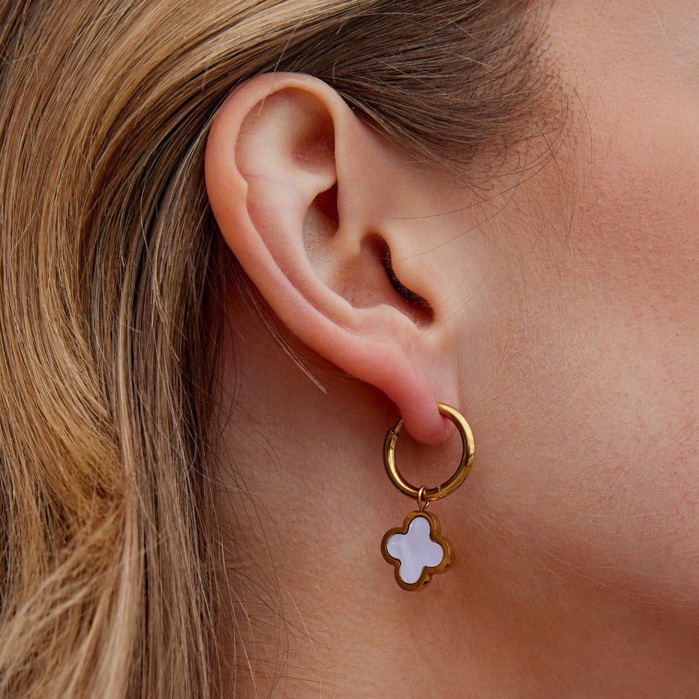 Boucles d’oreilles trèfle blanches