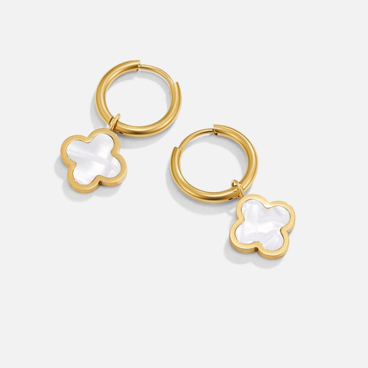 Boucles d’oreilles trèfle blanches