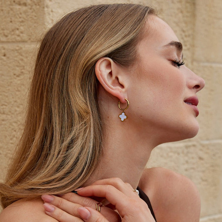 Boucles d’oreilles trèfle blanches