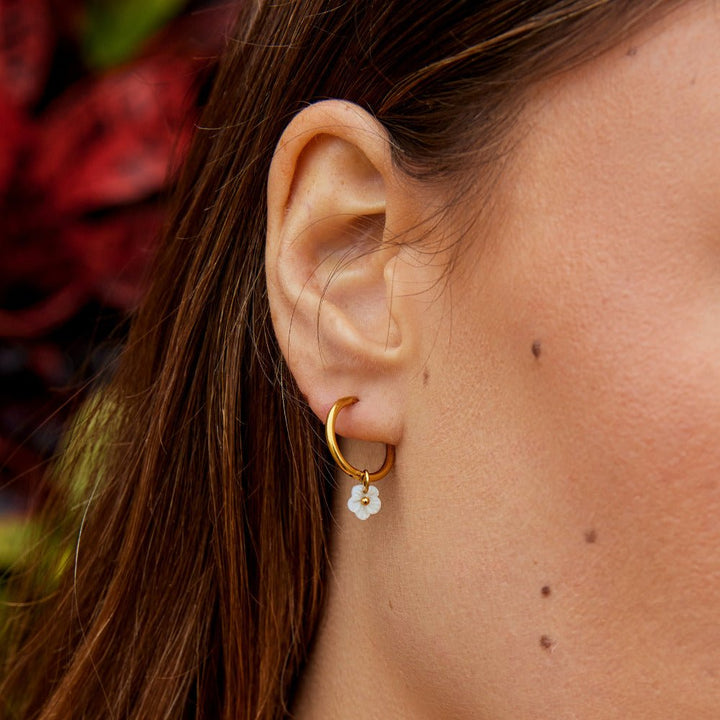 Boucles d’oreilles florales blanches en coquillage