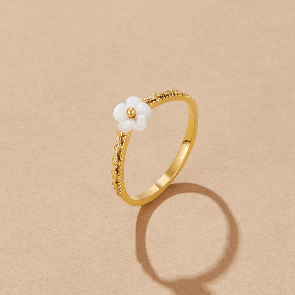 Bague blanche florale coquillage