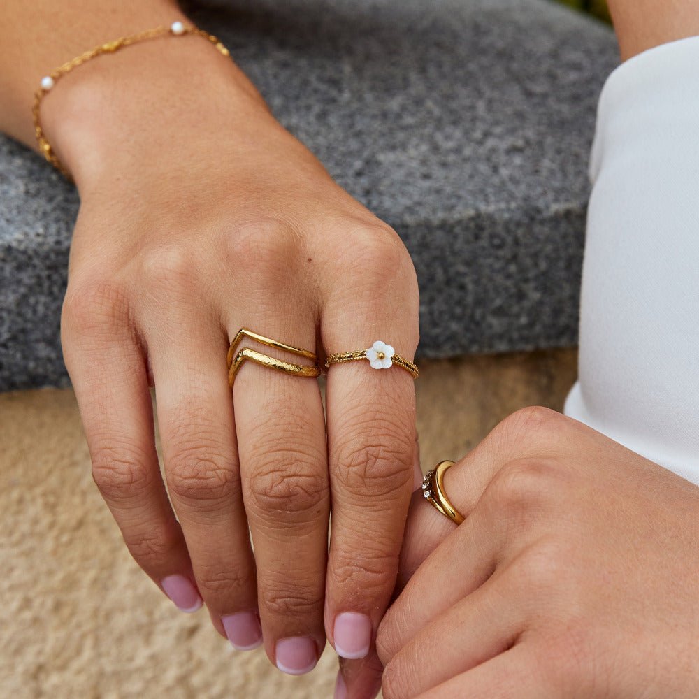 Bague blanche florale coquillage