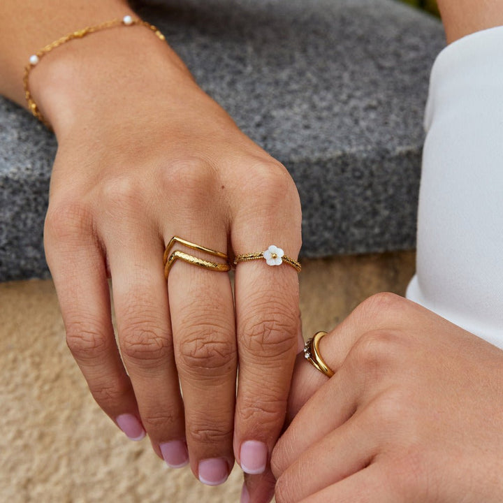 Bague blanche florale coquillage